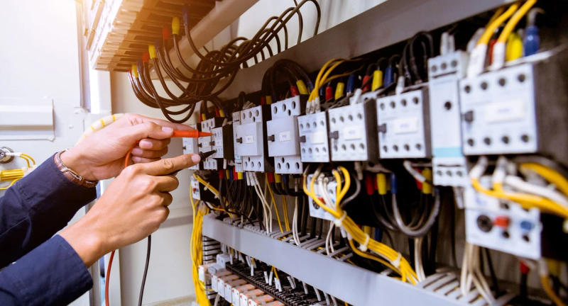 Elektrik Elektronik Eğitimleri ile Teknolojinin Kalbinde Yer Alın